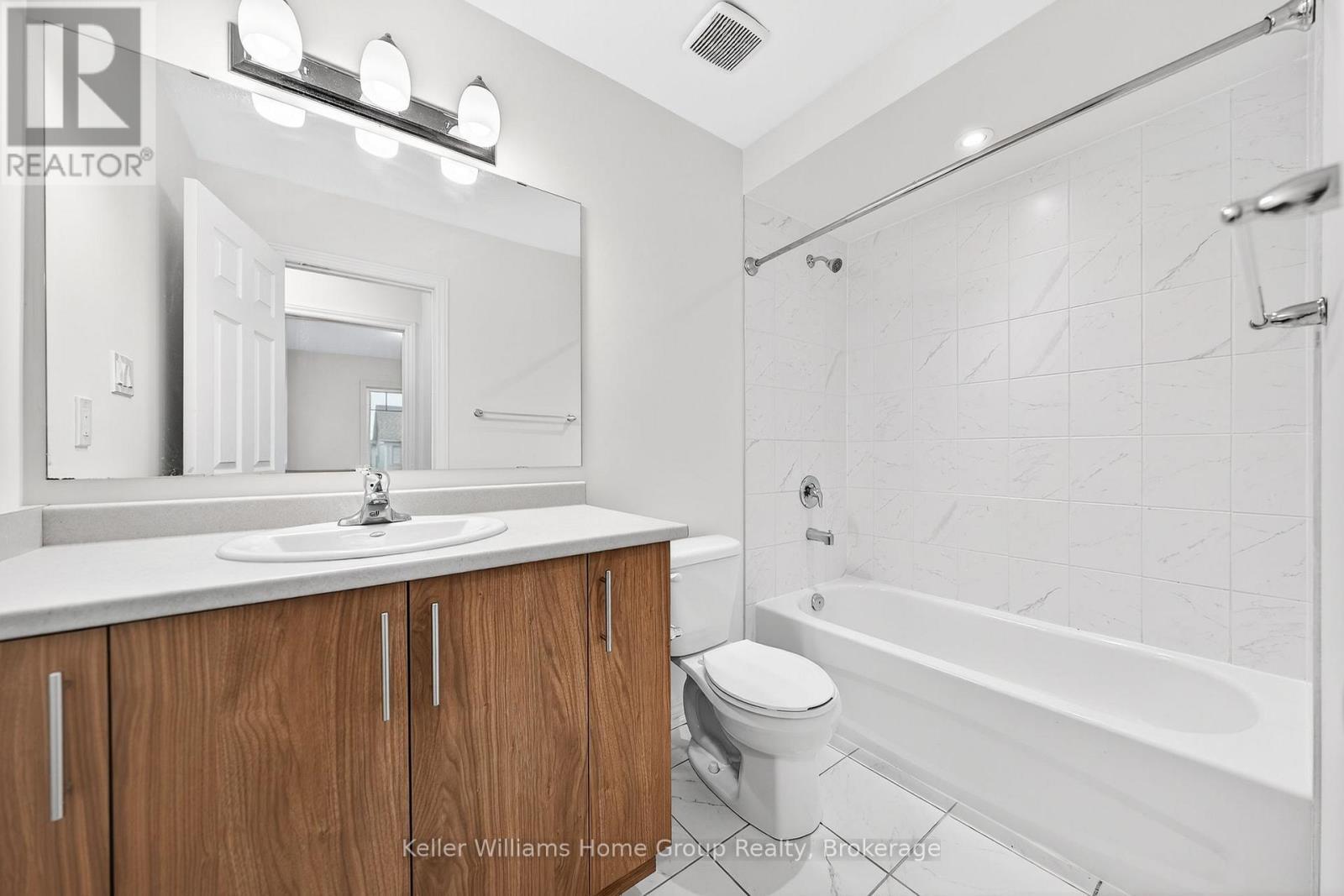 27 Harpin Way W, Centre Wellington (Fergus), ON - Indoor Photo Showing Bathroom