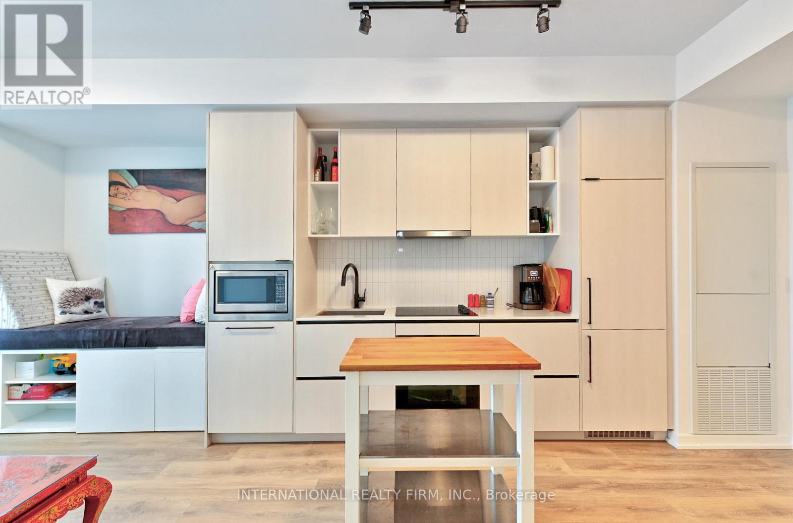 1308 - 10 Graphophone Grove, Toronto, ON - Indoor Photo Showing Kitchen