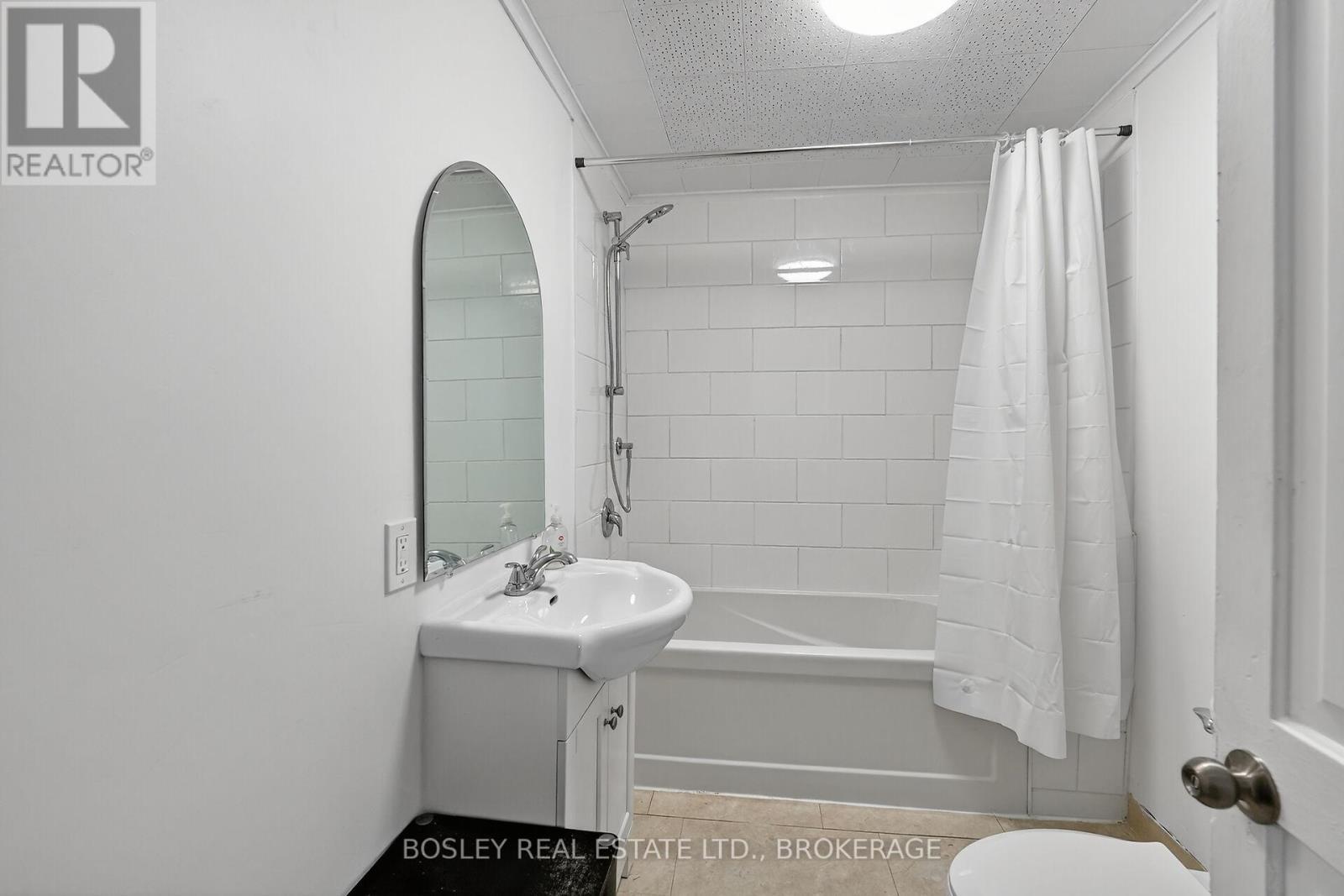 updated 4 piece Bathroom - Unit 10 - 242 Mary Street, Niagara-On-The-Lake (Town), ON