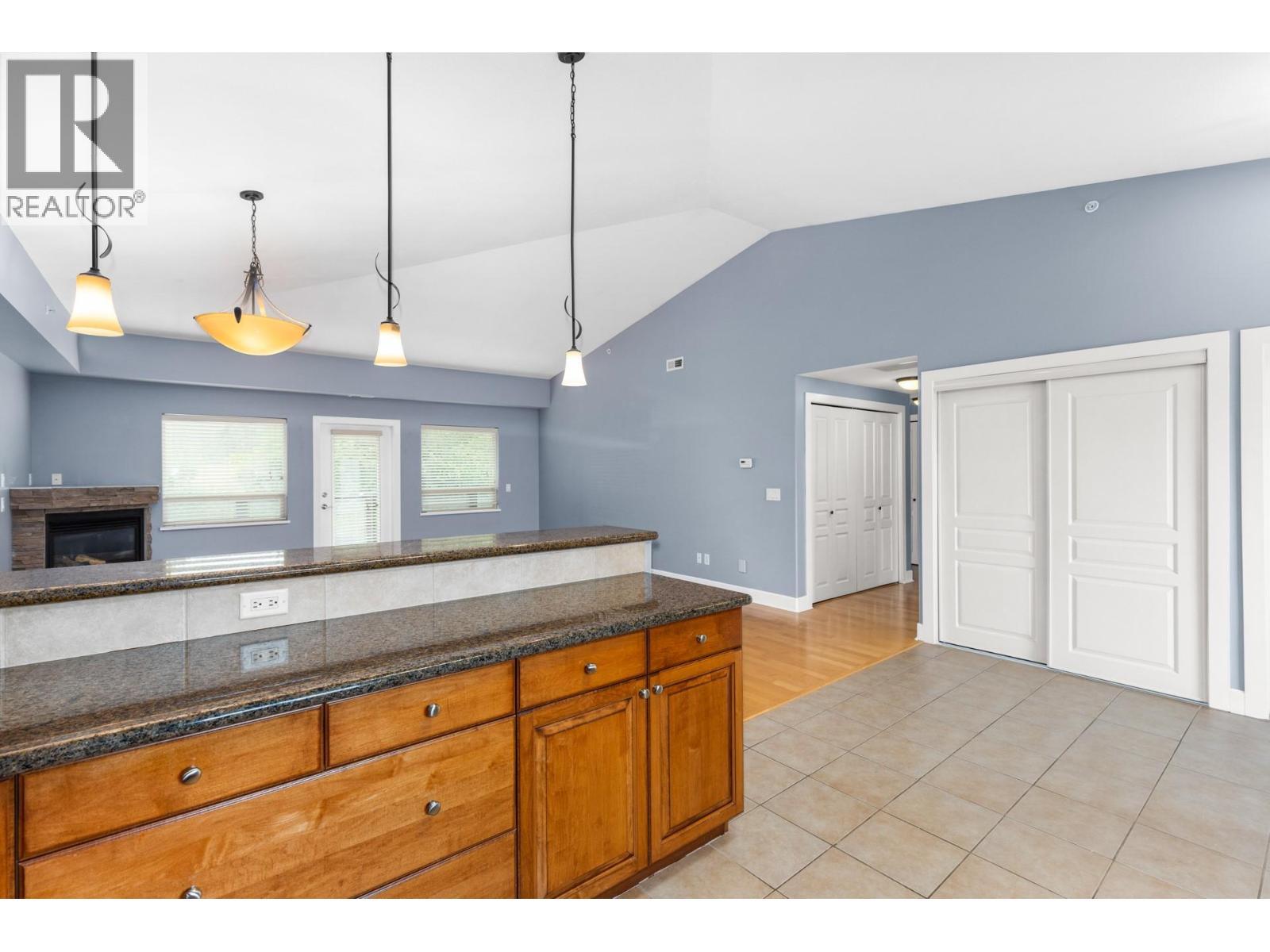 3996 Beach Avenue Unit# 335, Peachland, BC - Indoor Photo Showing Kitchen