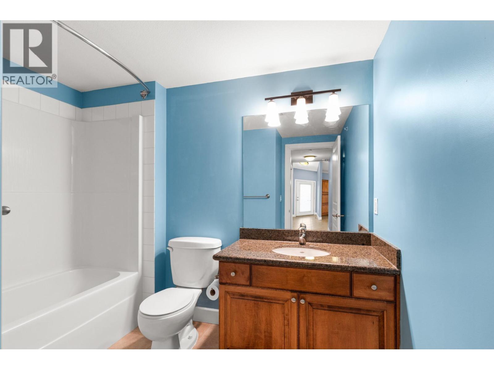 3996 Beach Avenue Unit# 335, Peachland, BC - Indoor Photo Showing Bathroom