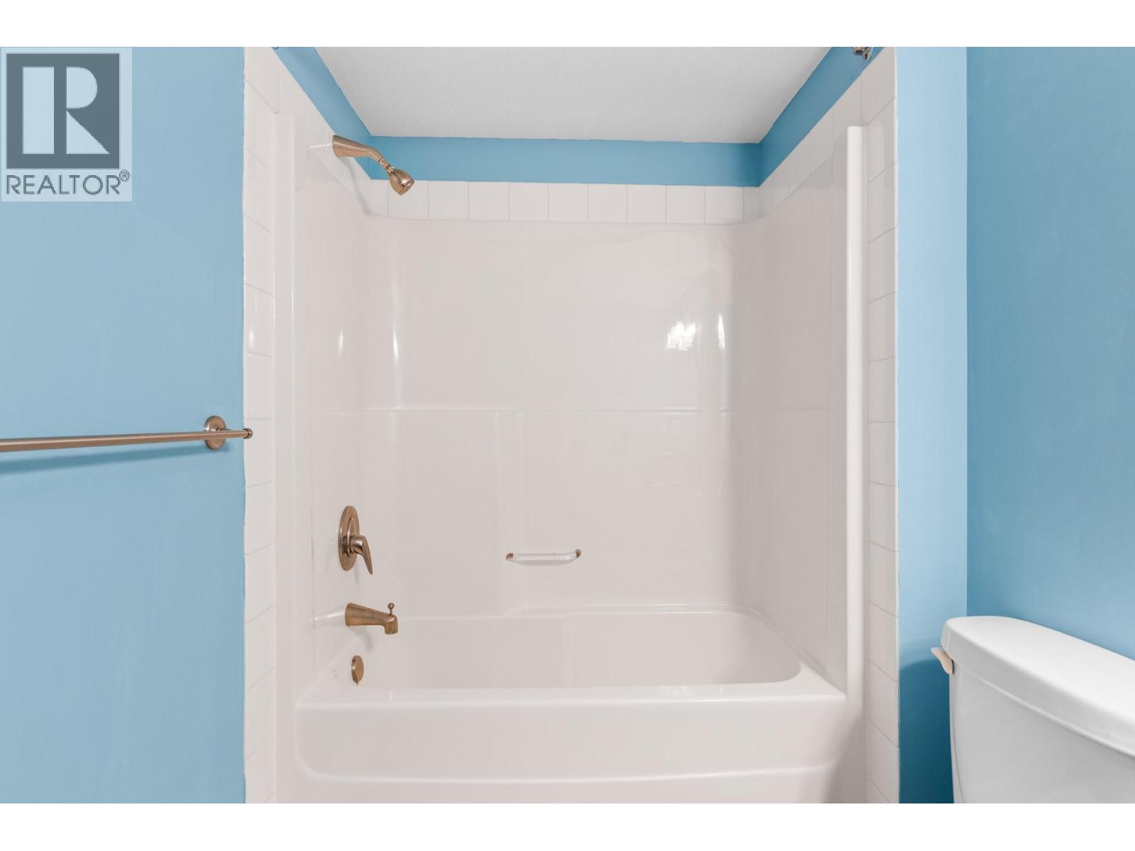 3996 Beach Avenue Unit# 335, Peachland, BC - Indoor Photo Showing Bathroom