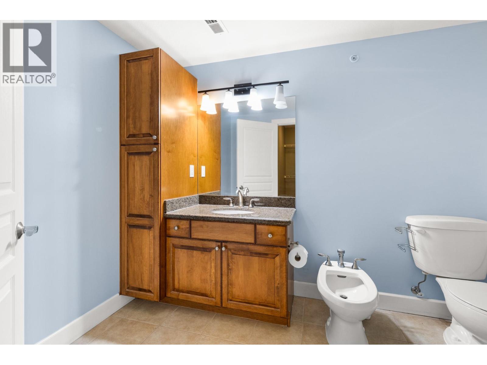 3996 Beach Avenue Unit# 335, Peachland, BC - Indoor Photo Showing Bathroom