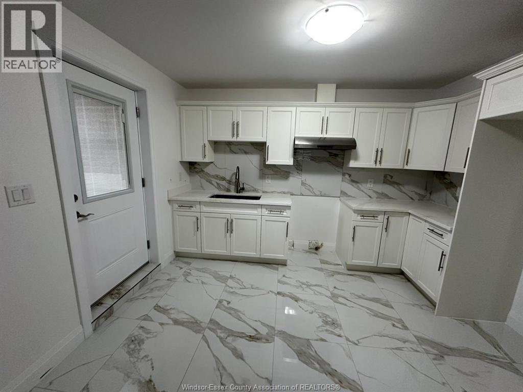 2470 Roxborough Boulevard, Windsor, ON - Indoor Photo Showing Kitchen