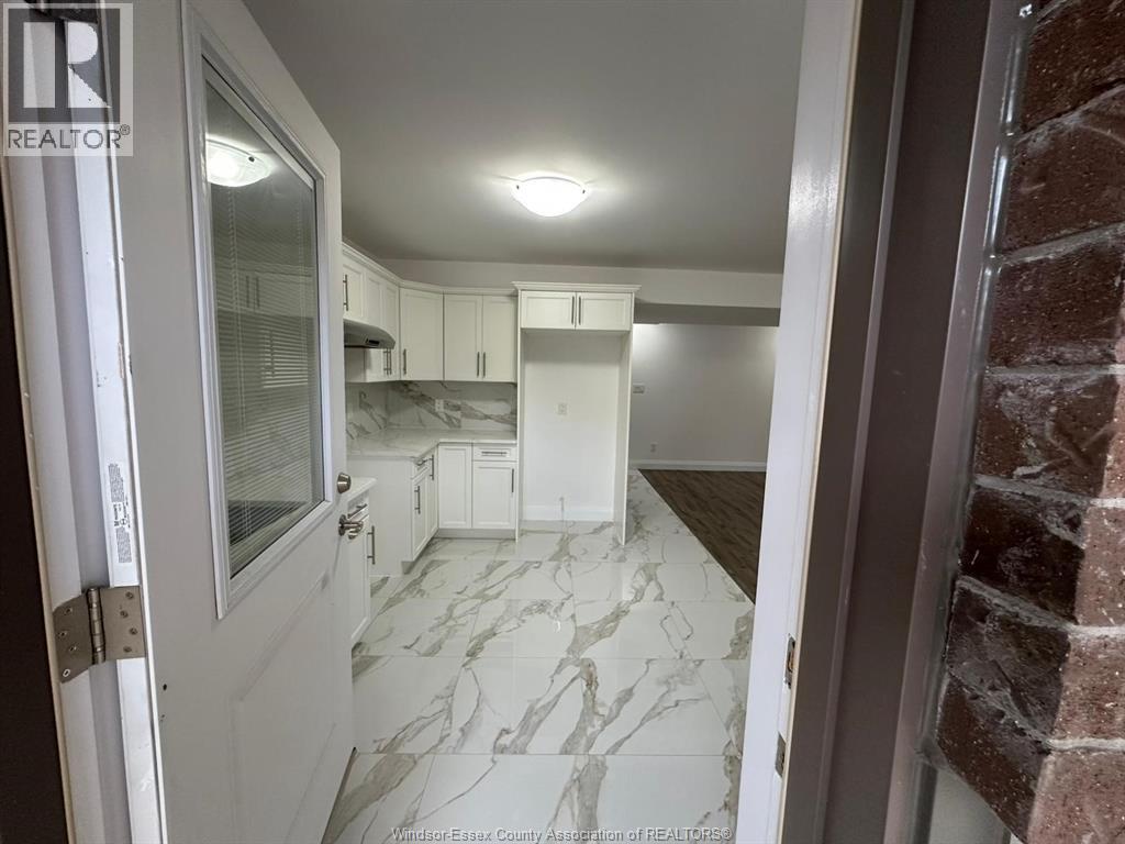 2470 Roxborough Boulevard, Windsor, ON - Indoor Photo Showing Kitchen