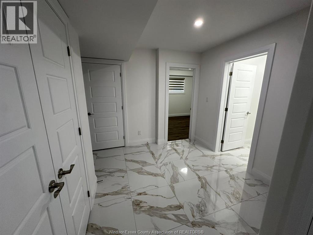 2470 Roxborough Boulevard, Windsor, ON - Indoor