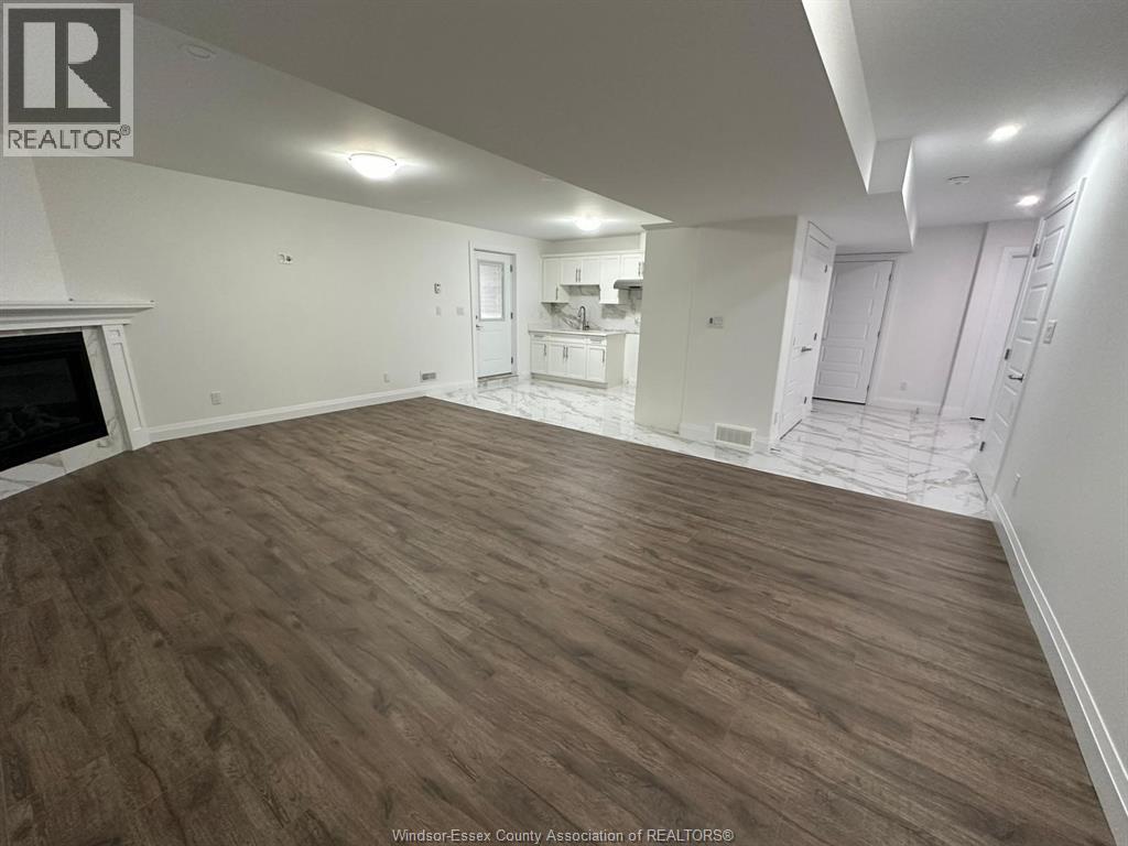 2470 Roxborough Boulevard, Windsor, ON - Indoor With Fireplace