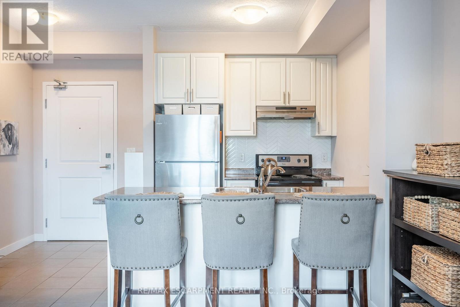 313 - 35 Southshore Crescent, Hamilton, ON - Indoor Photo Showing Kitchen