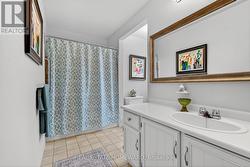 MAIN BATHROOM -