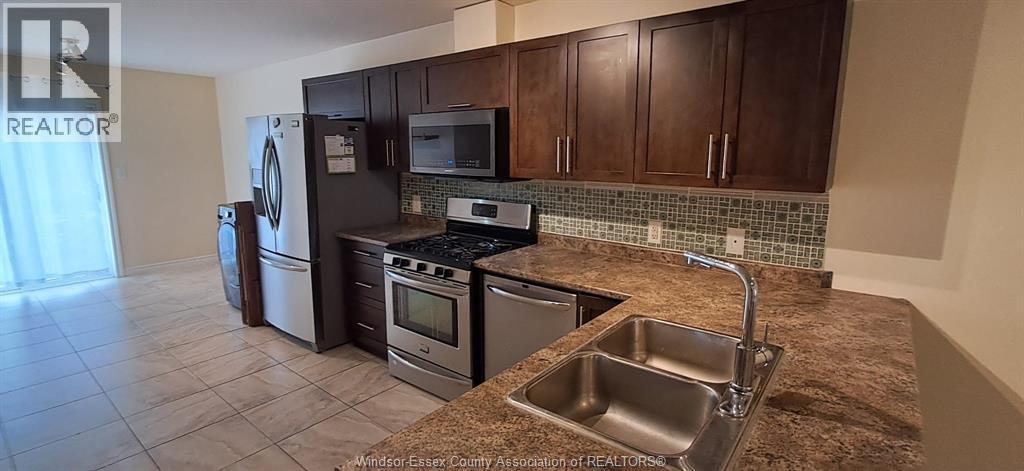 3198 Seville Ave, Windsor, ON - Indoor Photo Showing Kitchen With Double Sink