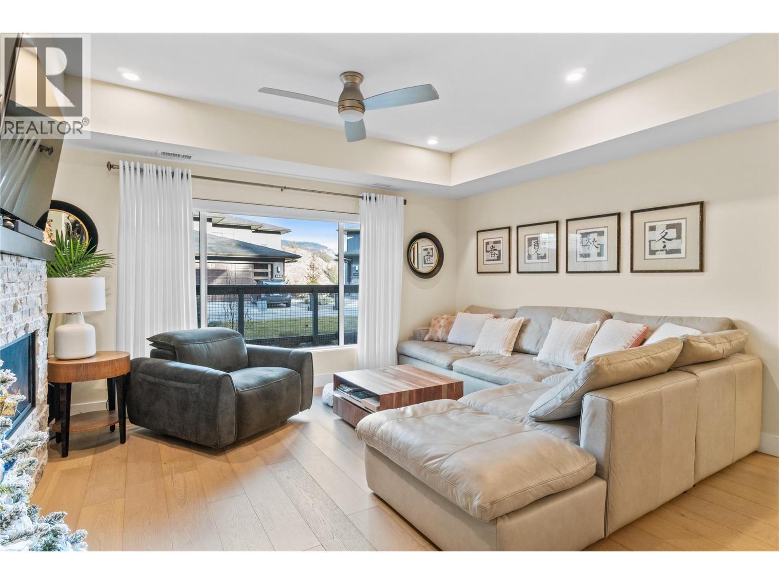 2161 Upper Sundance Drive Unit# 26, West Kelowna, BC - Indoor Photo Showing Living Room With Fireplace