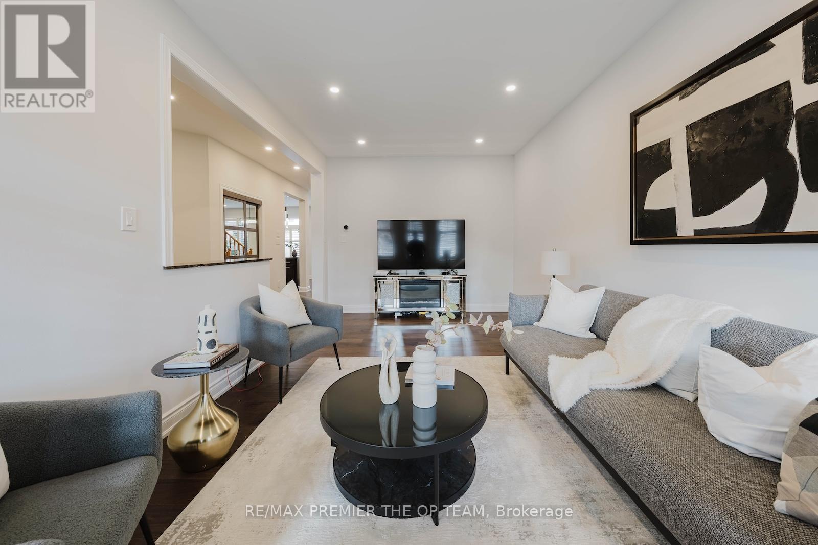 18 Cormorant Crescent, Vaughan, ON - Indoor Photo Showing Living Room