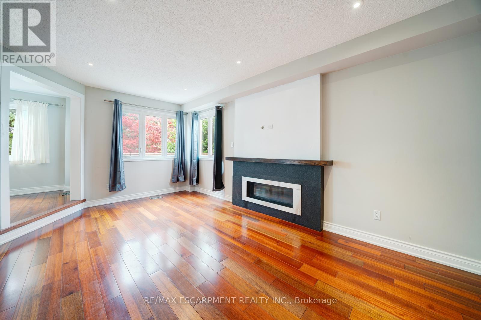 102 Crawford Rose Drive, Aurora, ON - Indoor Photo Showing Living Room With Fireplace