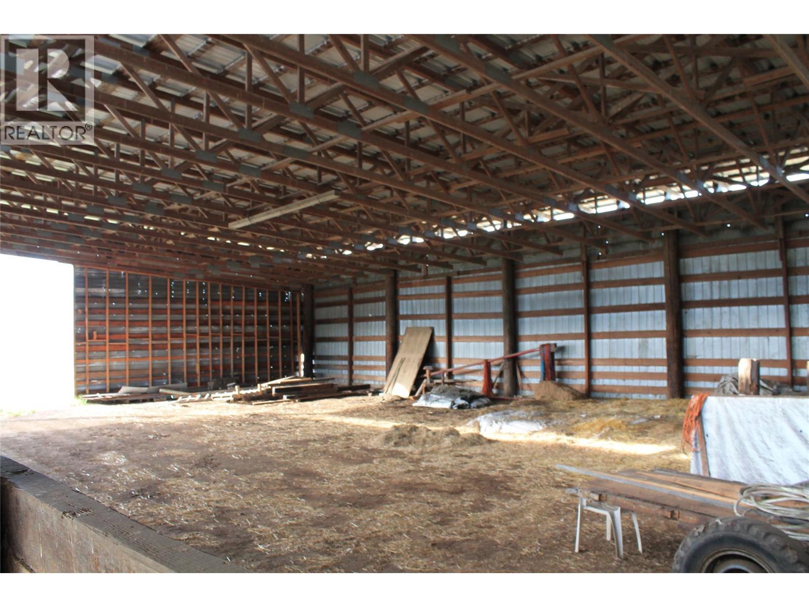 4201 97A Highway, Spallumcheen, BC - Photo Showing Garage