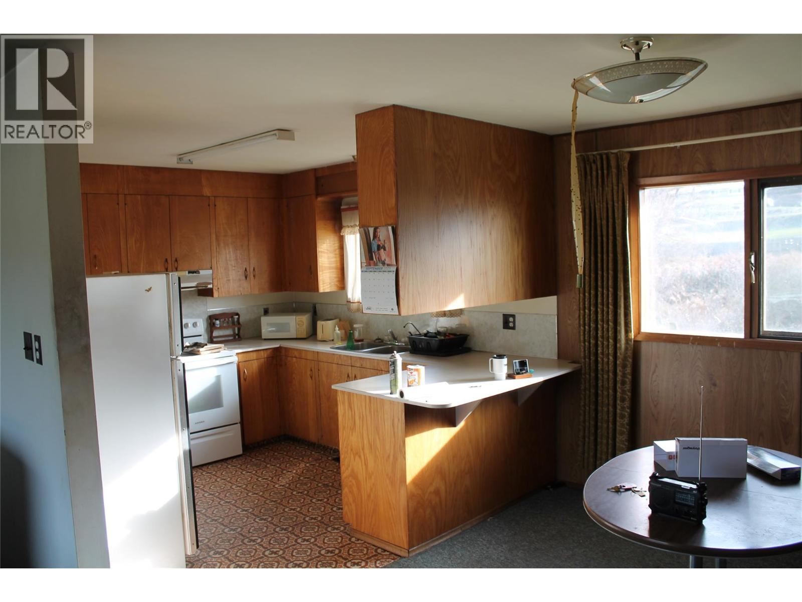 4201 97A Highway, Spallumcheen, BC - Indoor Photo Showing Kitchen With Double Sink
