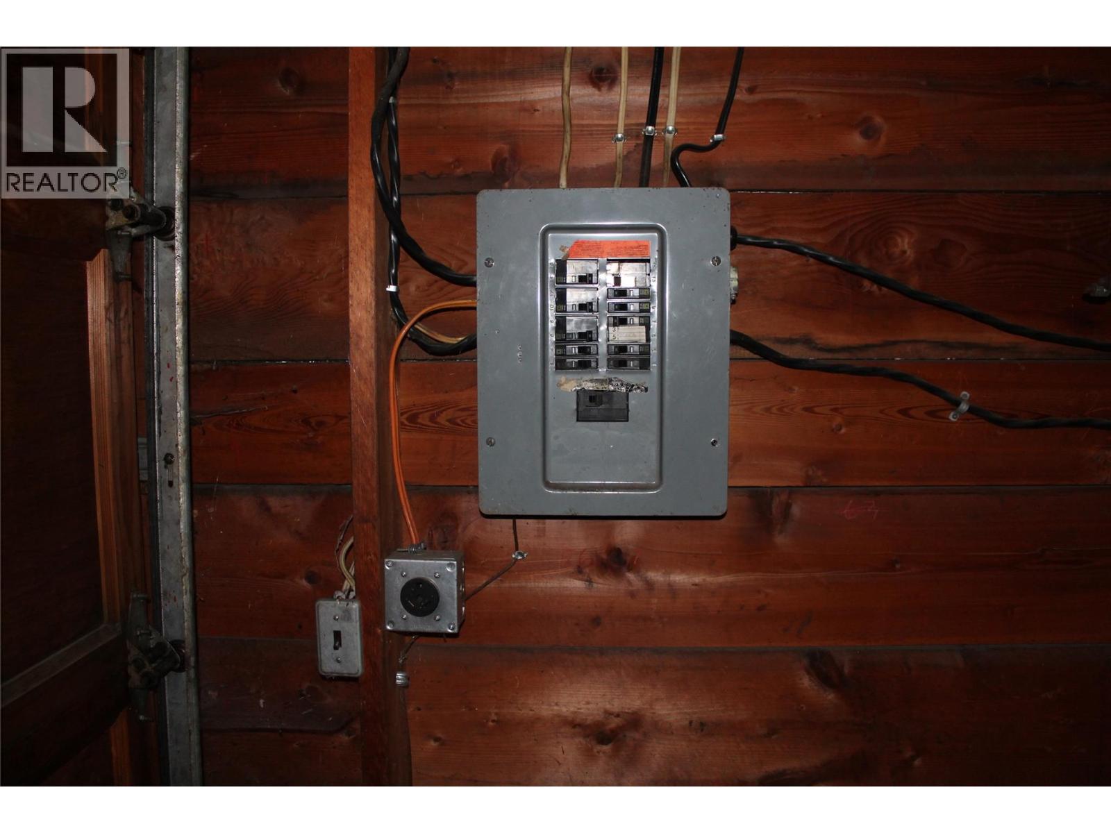 4201 97A Highway, Spallumcheen, BC - Indoor Photo Showing Other Room