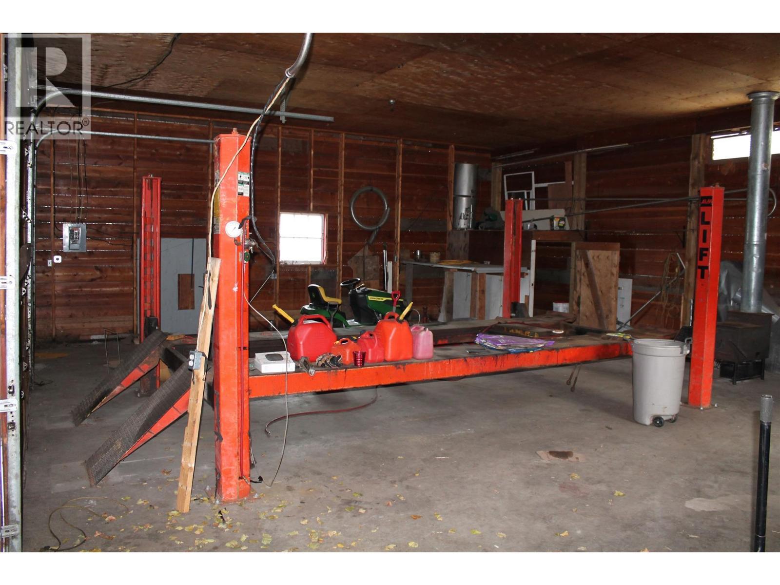 4201 97A Highway, Spallumcheen, BC - Indoor Photo Showing Garage
