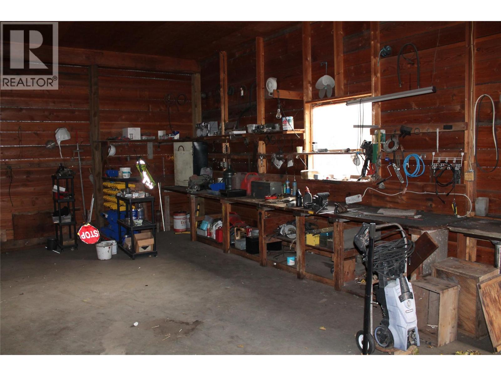 4201 97A Highway, Spallumcheen, BC - Indoor Photo Showing Garage