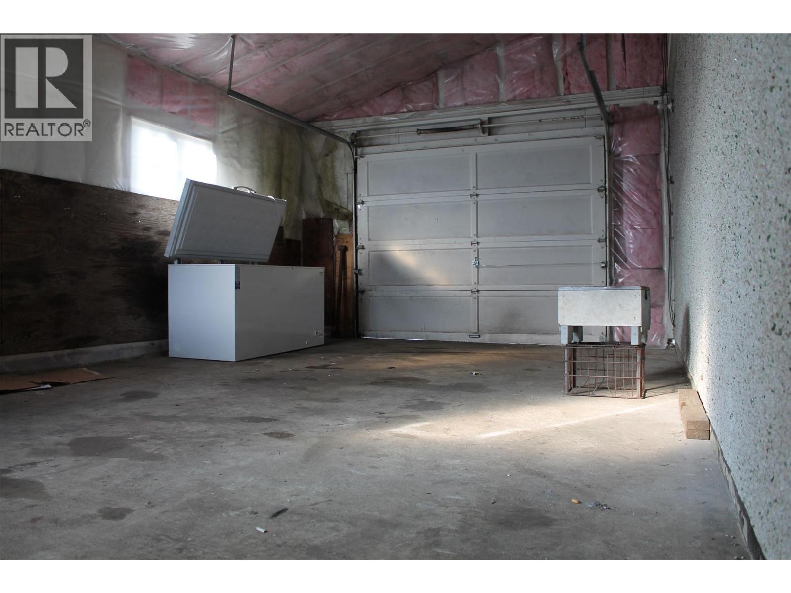 4201 97A Highway, Spallumcheen, BC - Indoor Photo Showing Garage