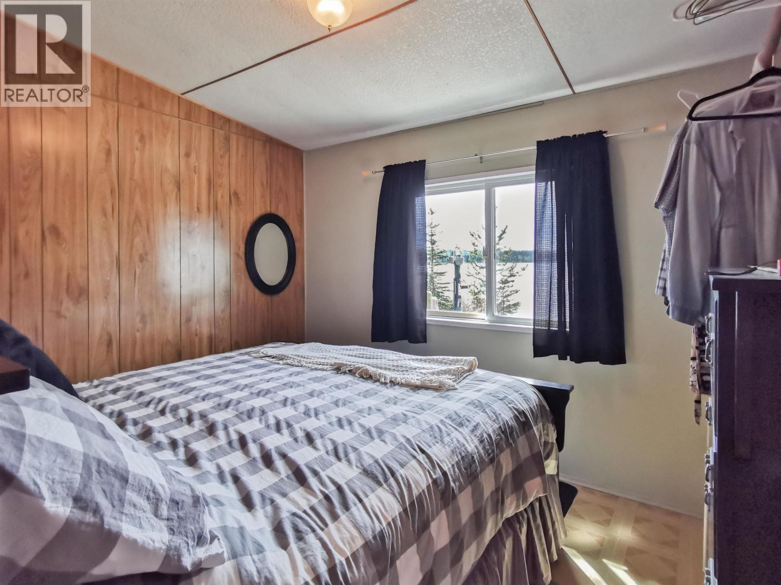 2522 Spout Lake Road, Lac La Hache, BC - Indoor Photo Showing Bedroom