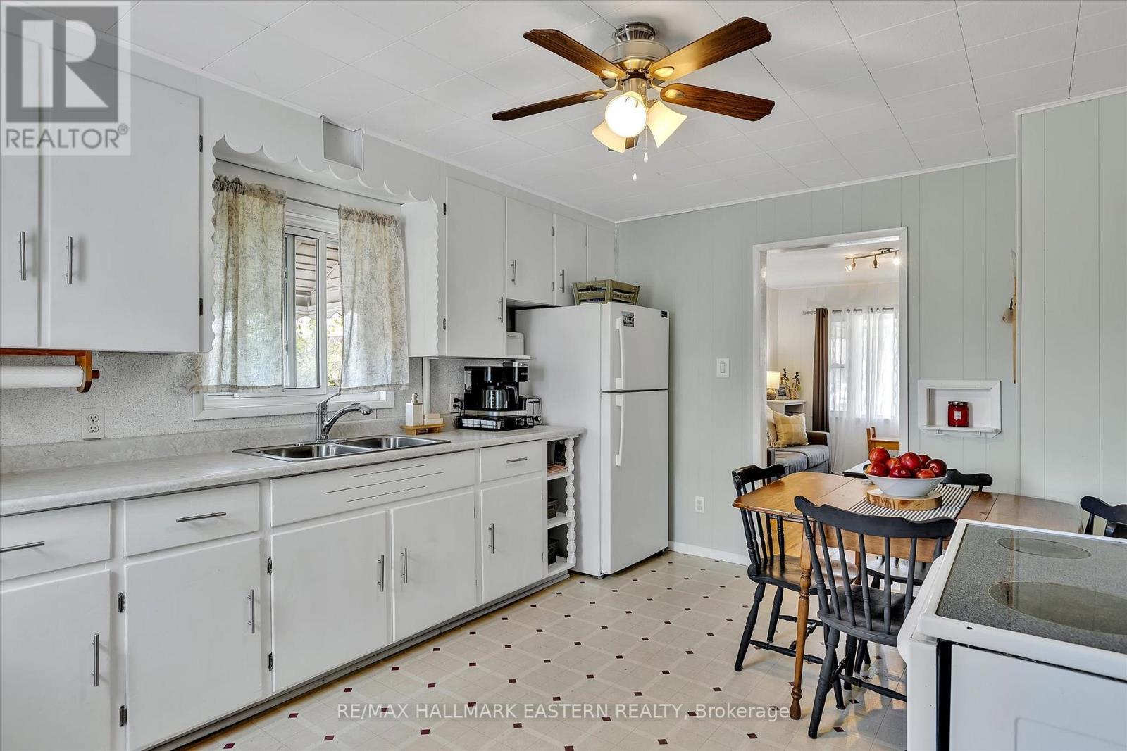 706 Monaghan Road, Peterborough (Otonabee Ward 1), ON - Indoor Photo Showing Kitchen With Double Sink
