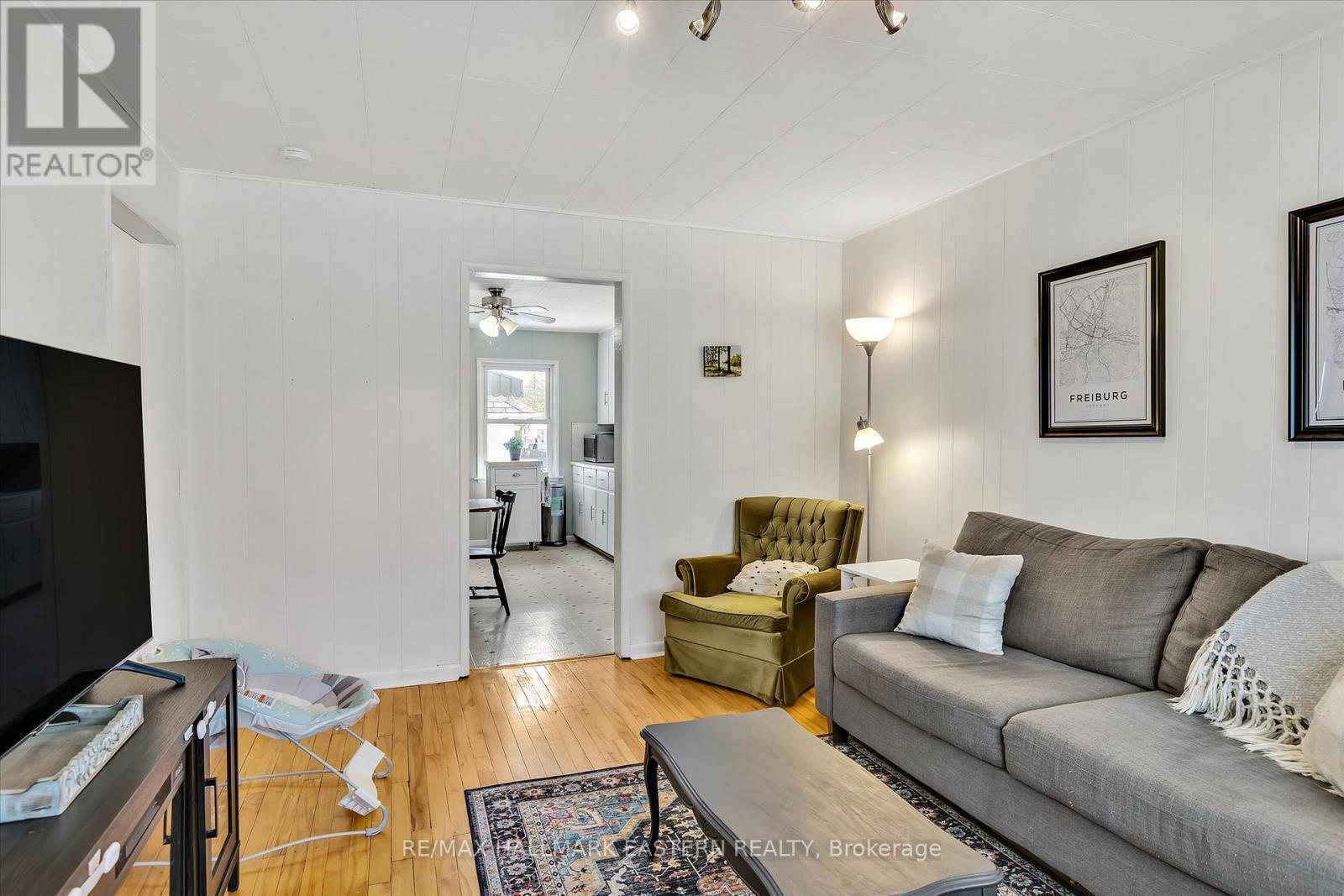 706 Monaghan Road, Peterborough (Otonabee Ward 1), ON - Indoor Photo Showing Living Room