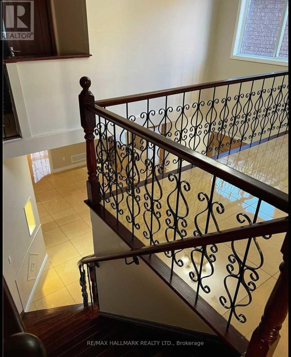 Main Level - 5923 Sidmouth Street, Mississauga, ON - Indoor Photo Showing Other Room