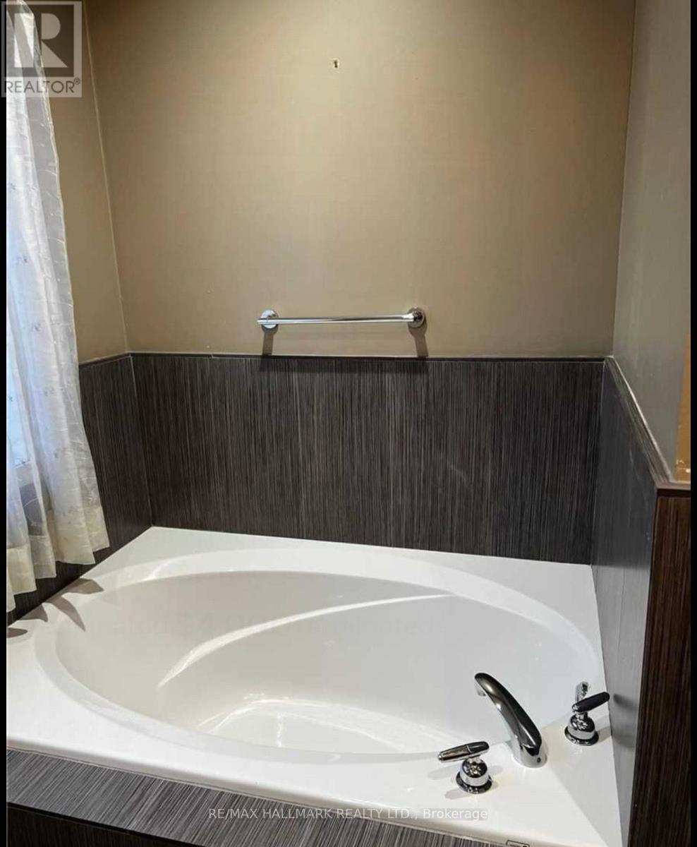 Main Level - 5923 Sidmouth Street, Mississauga, ON - Indoor Photo Showing Bathroom