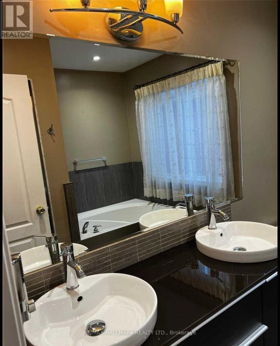 Main Level - 5923 Sidmouth Street, Mississauga, ON - Indoor Photo Showing Bathroom