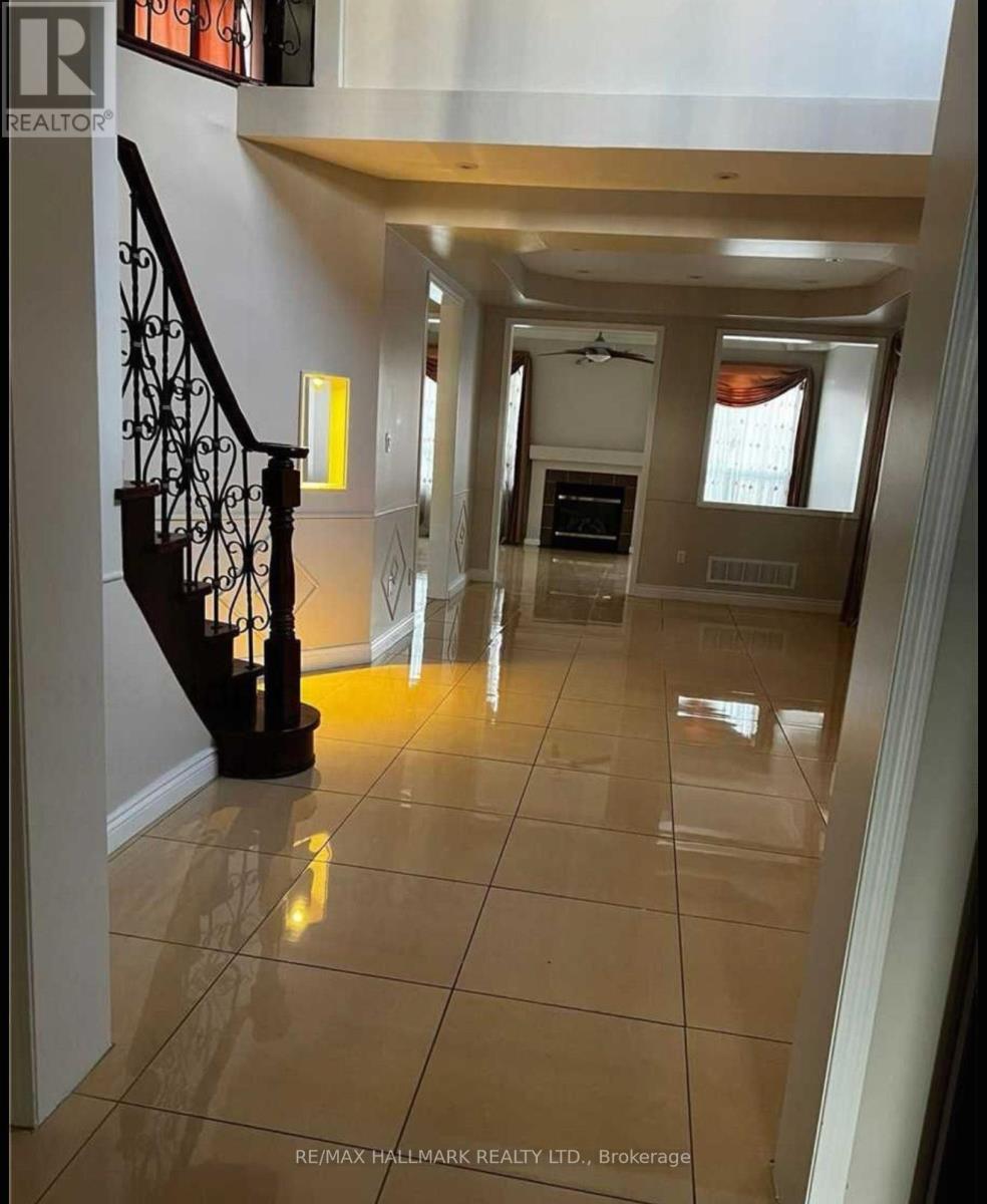 Main Level - 5923 Sidmouth Street, Mississauga, ON - Indoor Photo Showing Other Room