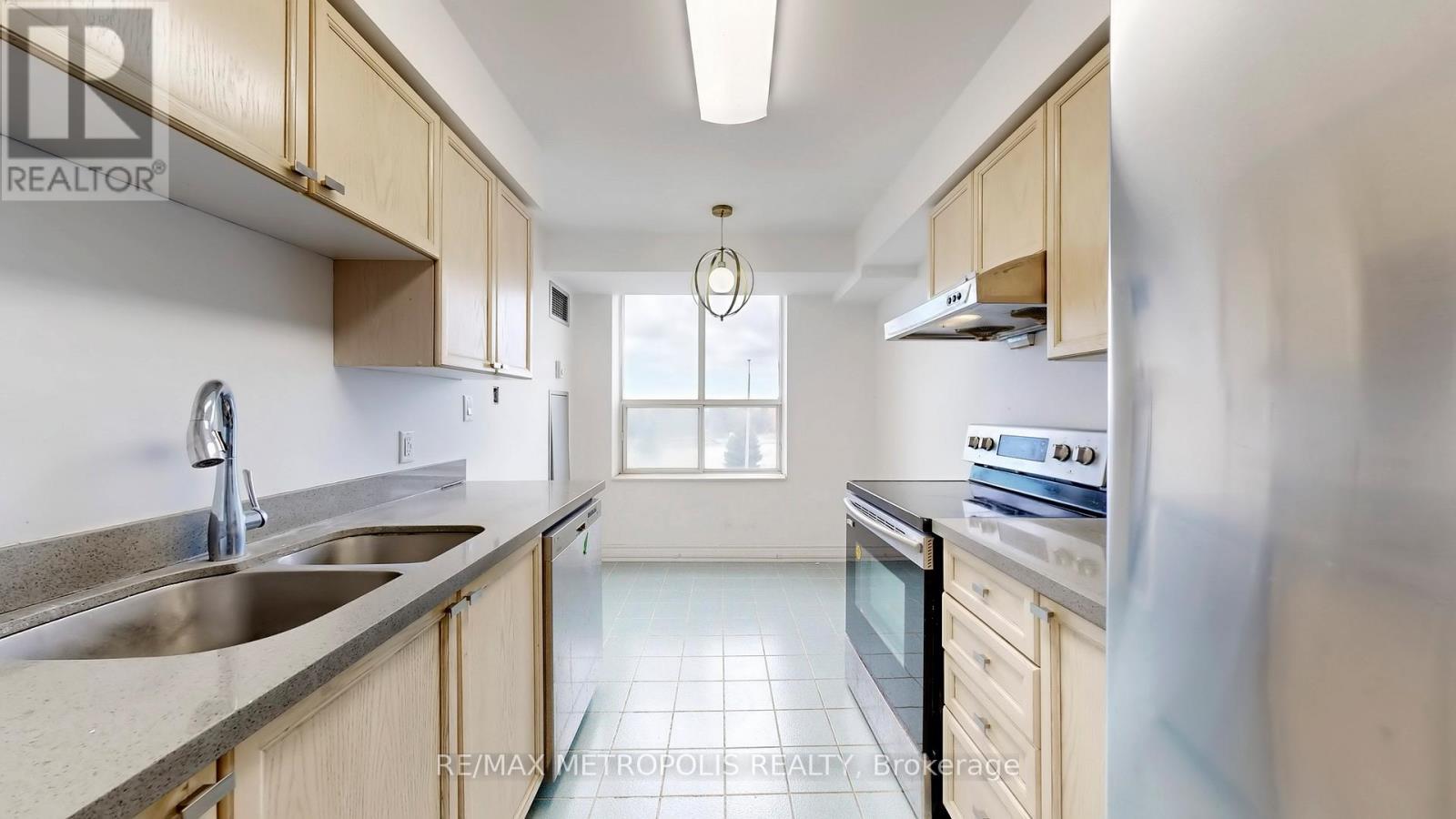 412 - 2200 John Street, Markham, ON - Indoor Photo Showing Kitchen With Double Sink