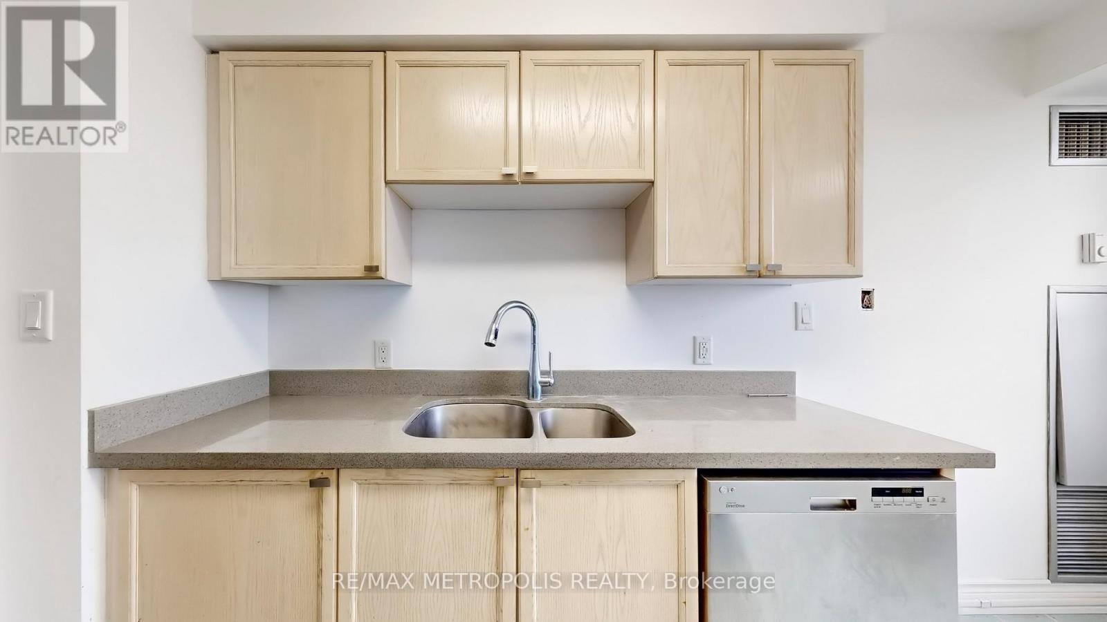 412 - 2200 John Street, Markham, ON - Indoor Photo Showing Kitchen With Double Sink