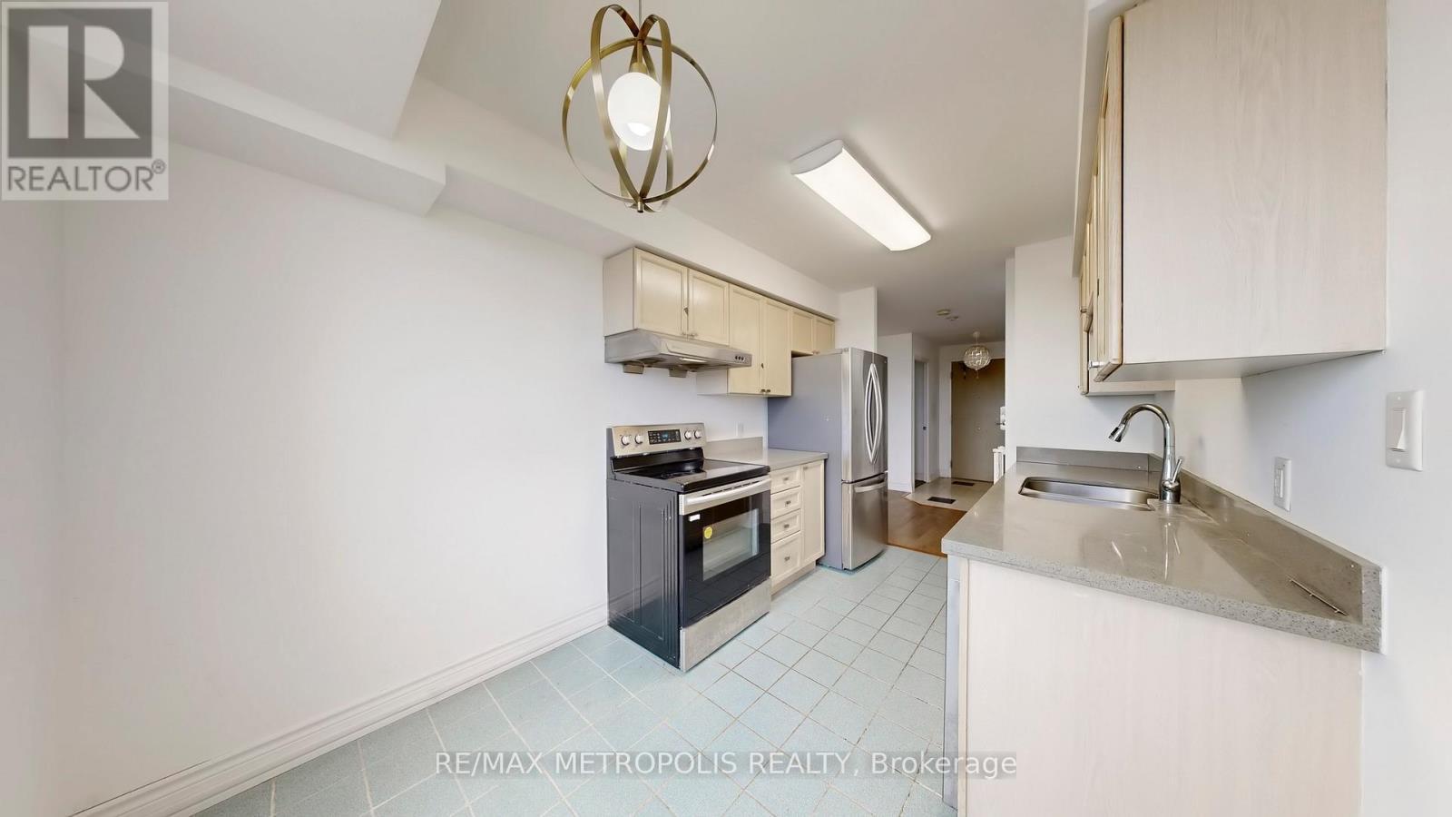 412 - 2200 John Street, Markham, ON - Indoor Photo Showing Kitchen