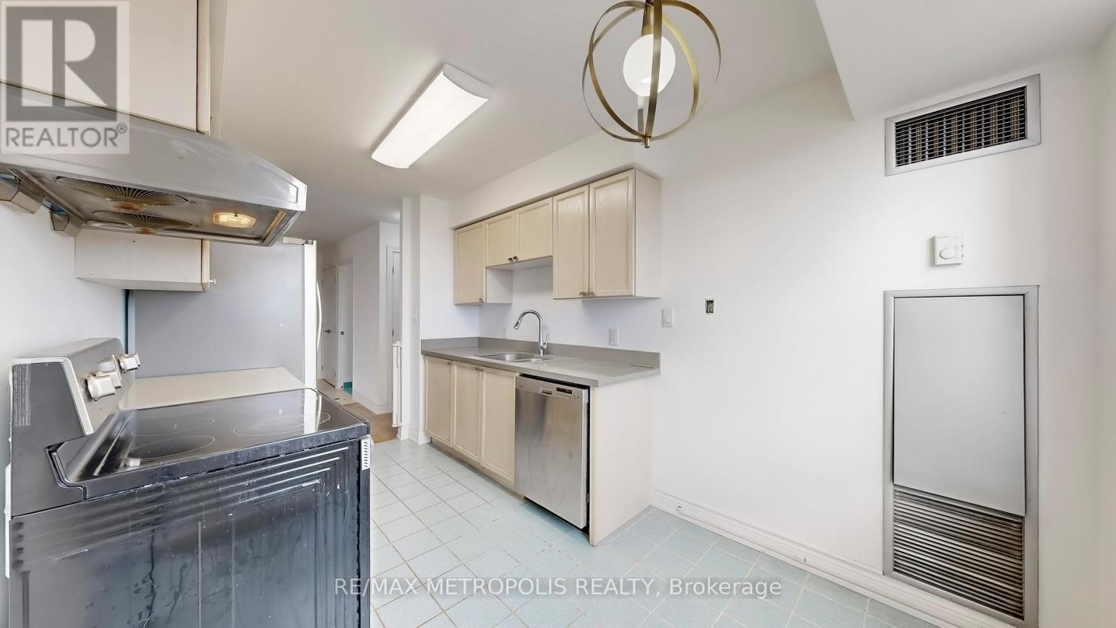 412 - 2200 John Street, Markham, ON - Indoor Photo Showing Other Room