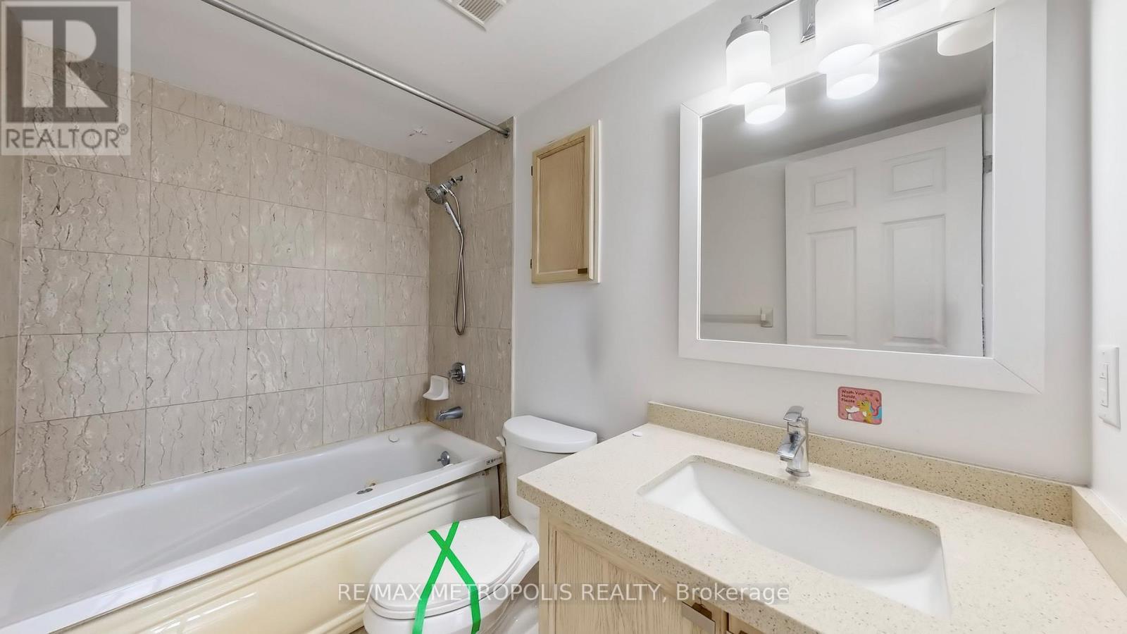 412 - 2200 John Street, Markham, ON - Indoor Photo Showing Bathroom