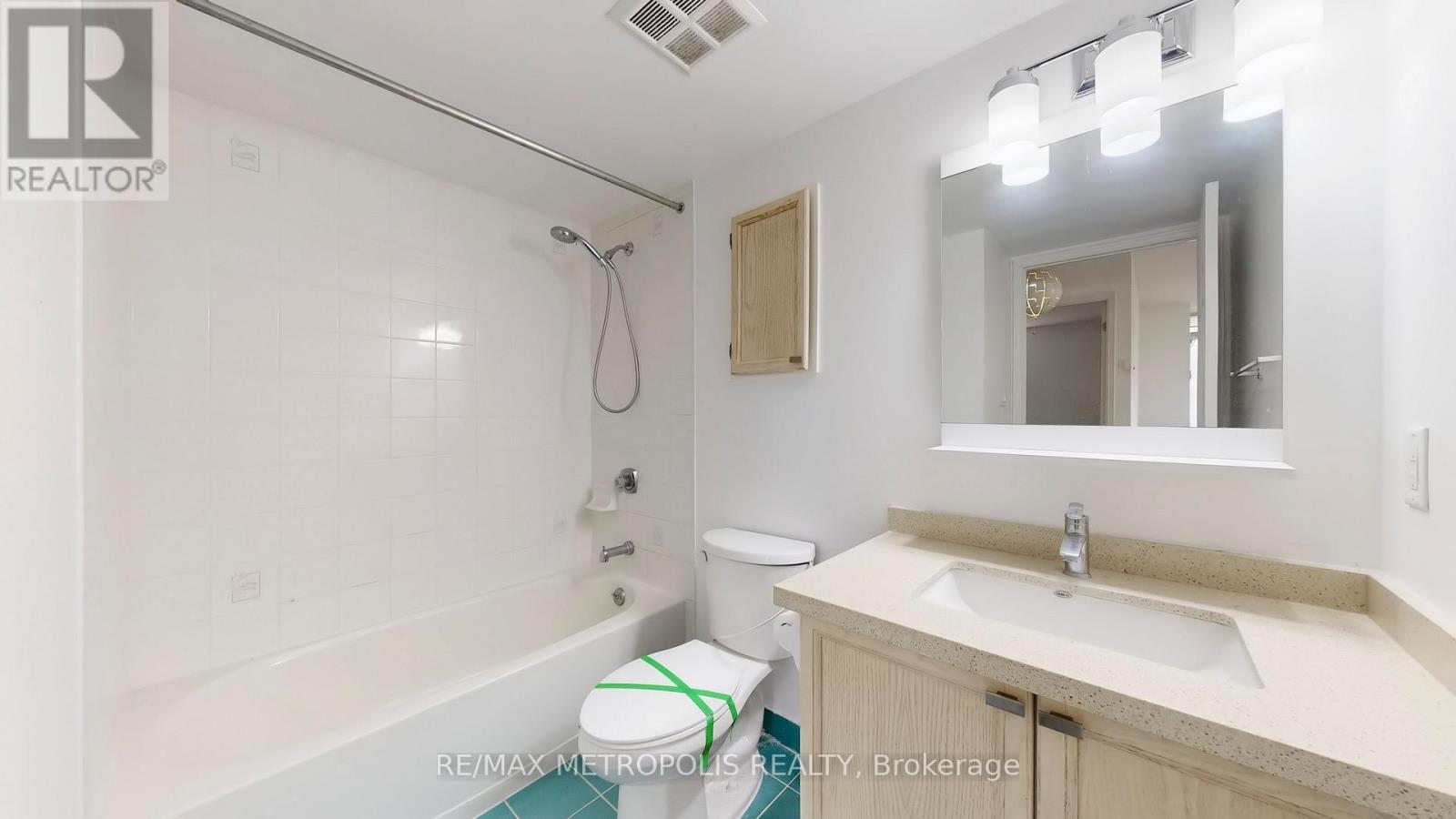 412 - 2200 John Street, Markham, ON - Indoor Photo Showing Bathroom