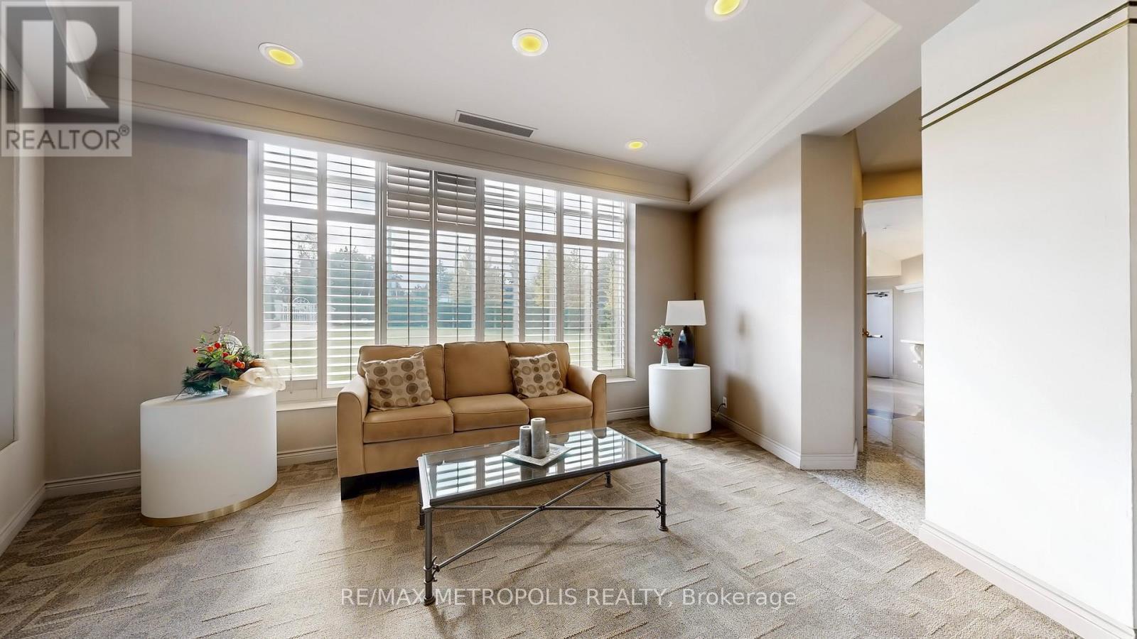 412 - 2200 John Street, Markham, ON - Indoor Photo Showing Living Room