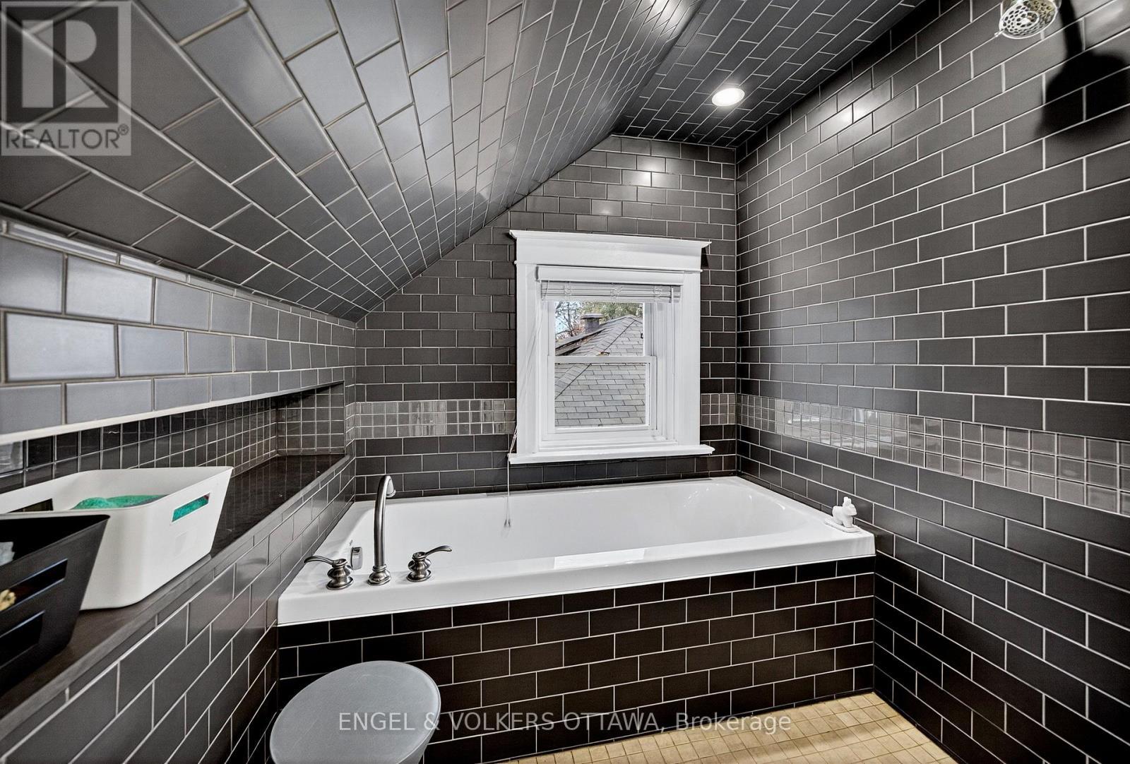 297 Clemow Avenue, Ottawa, ON - Indoor Photo Showing Bathroom