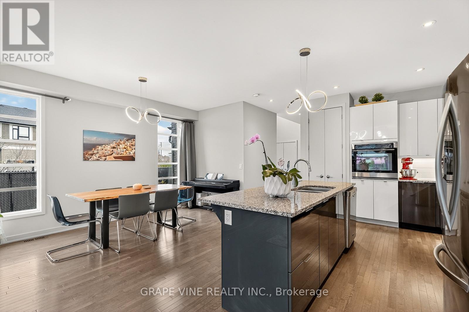 145 Larimar Circle, Ottawa, ON - Indoor Photo Showing Kitchen With Upgraded Kitchen