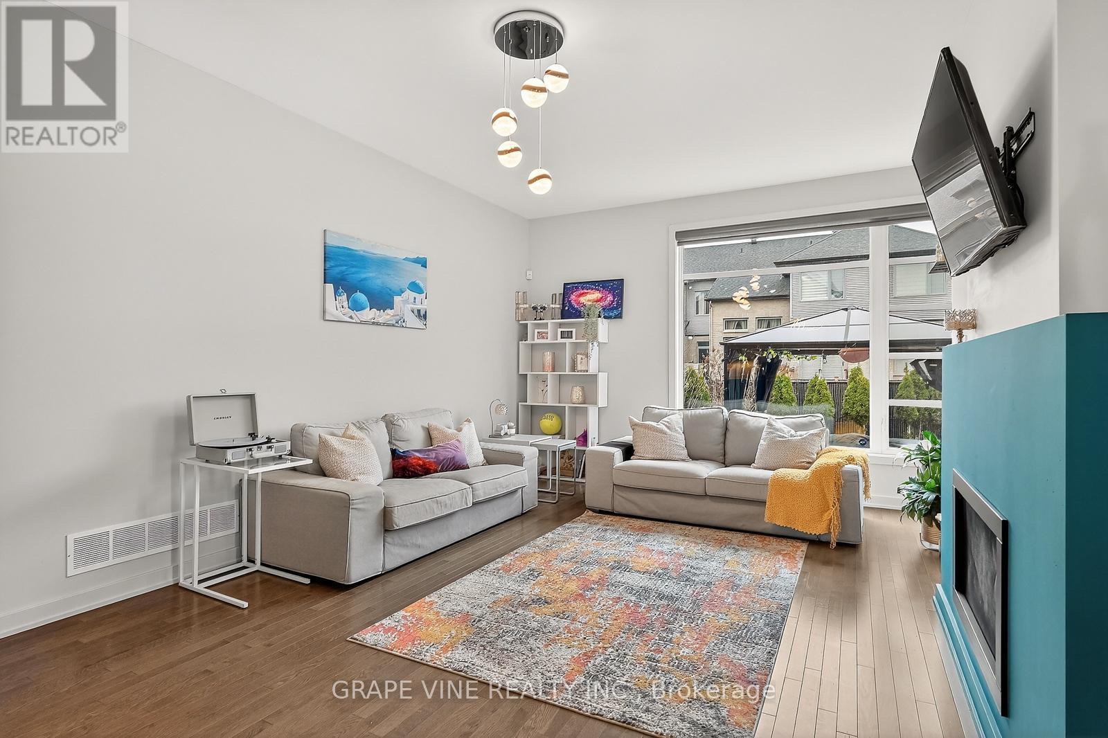 145 Larimar Circle, Ottawa, ON - Indoor Photo Showing Living Room