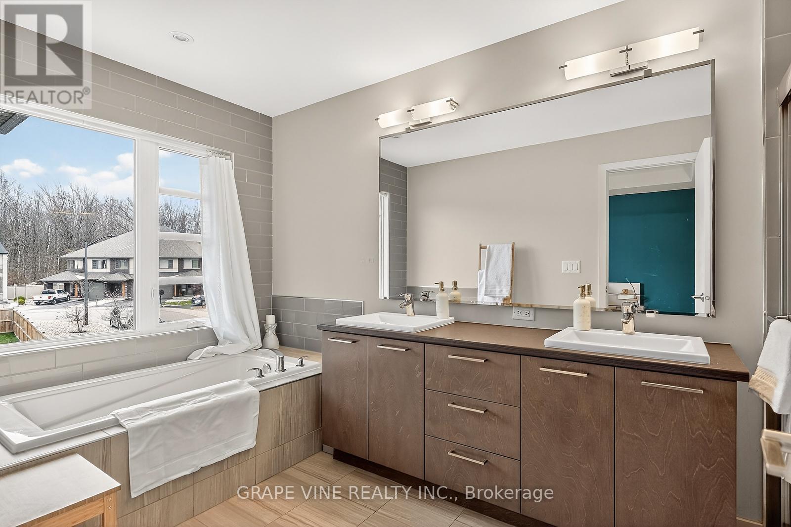 145 Larimar Circle, Ottawa, ON - Indoor Photo Showing Bathroom