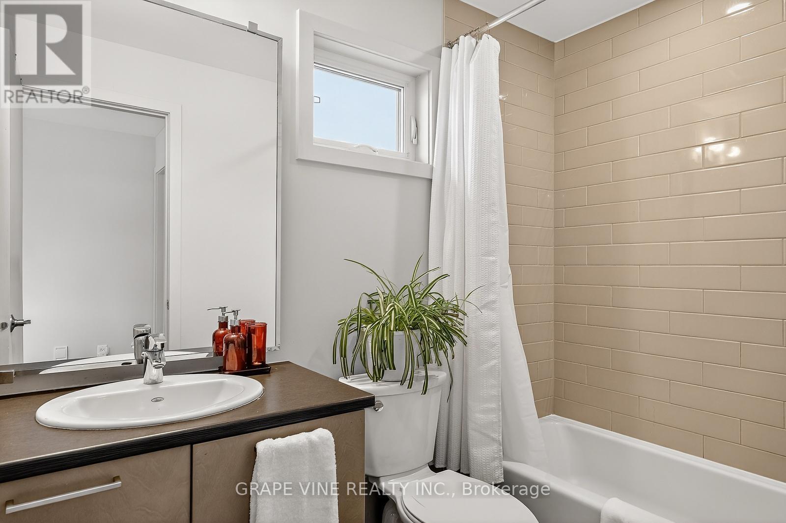 145 Larimar Circle, Ottawa, ON - Indoor Photo Showing Bathroom