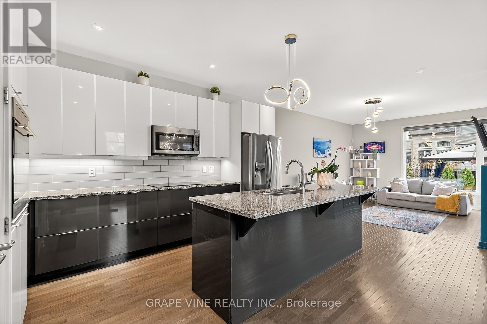 145 Larimar Circle, Ottawa, ON - Indoor Photo Showing Kitchen With Upgraded Kitchen