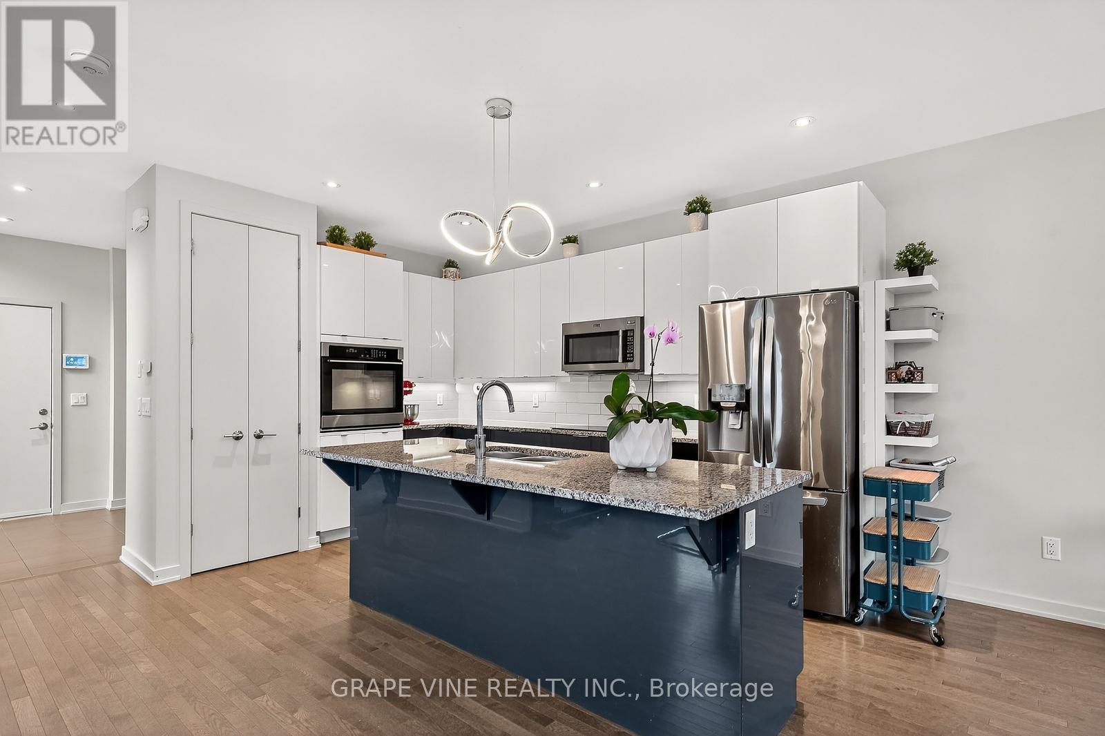 145 Larimar Circle, Ottawa, ON - Indoor Photo Showing Kitchen With Upgraded Kitchen