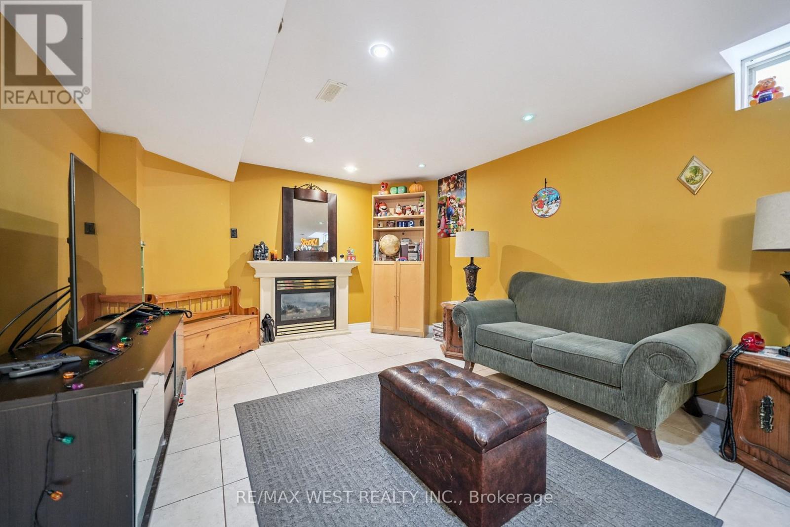 65 Kingly Crest Way, Vaughan, ON - Indoor Photo Showing Living Room With Fireplace