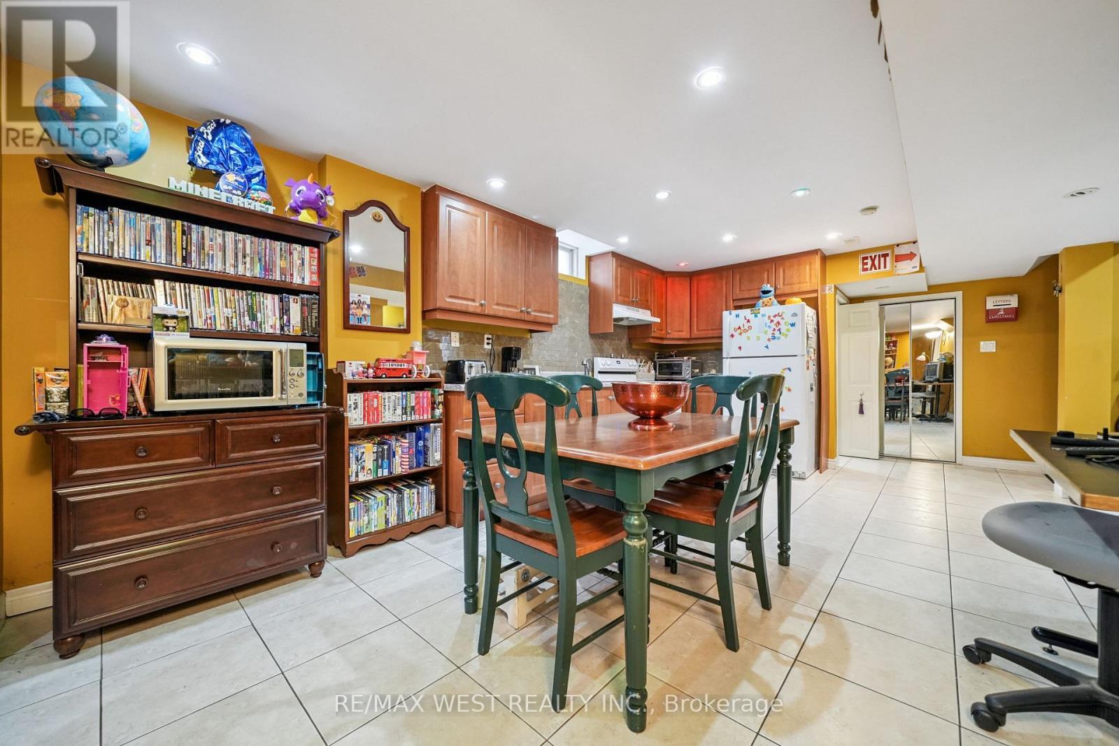 65 Kingly Crest Way, Vaughan, ON - Indoor Photo Showing Dining Room