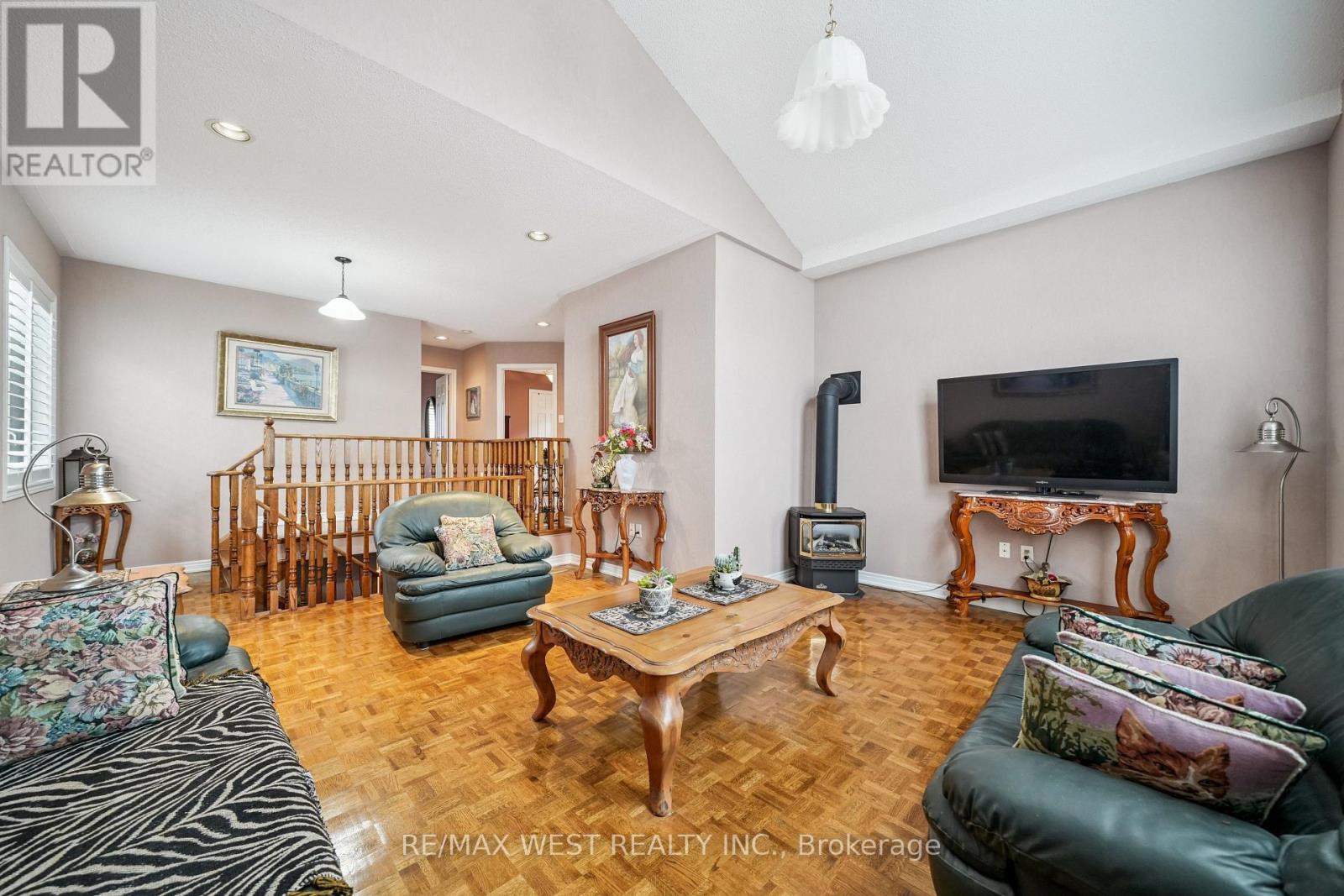 65 Kingly Crest Way, Vaughan, ON - Indoor Photo Showing Living Room