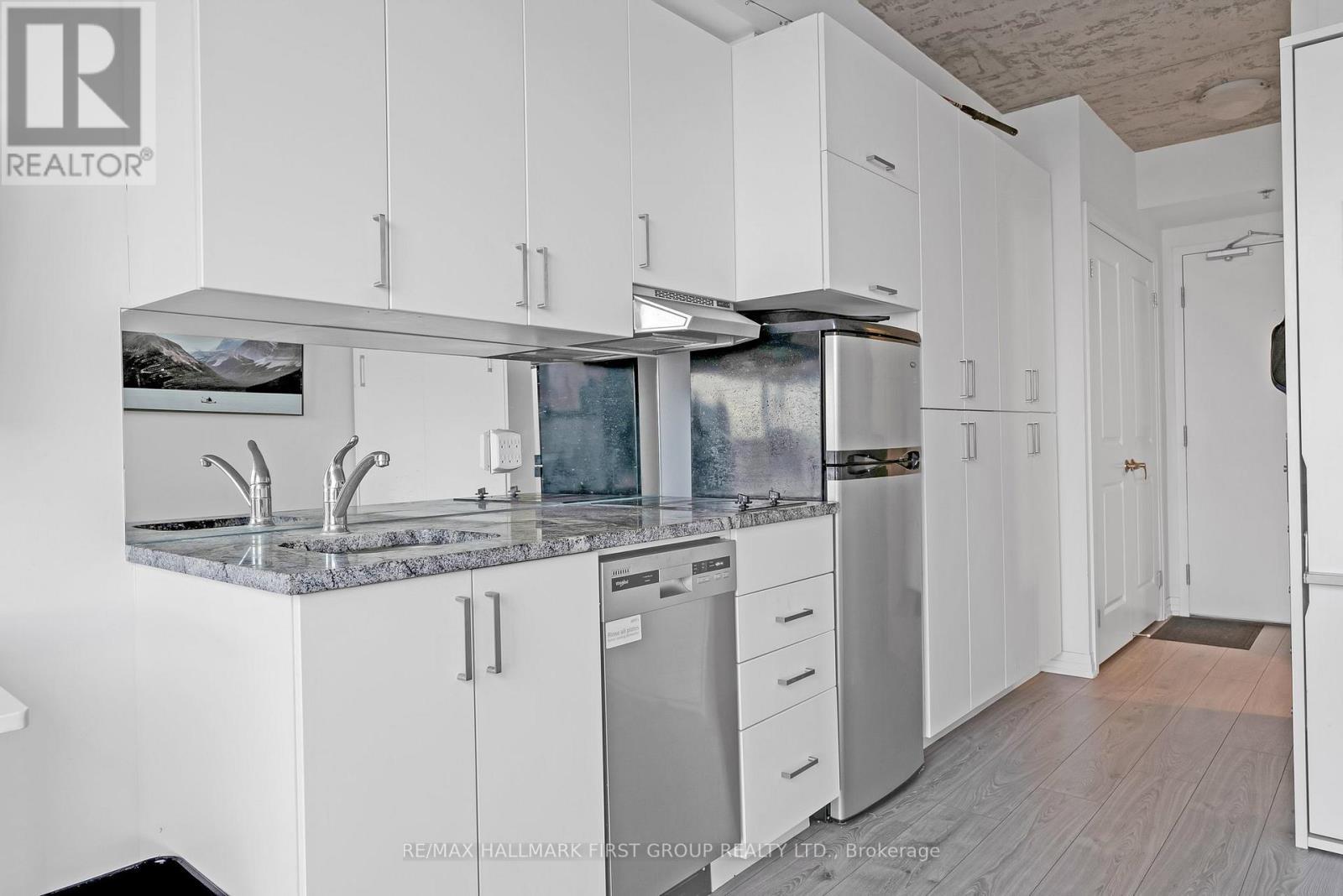 709 - 1900 Simcoe Street N, Oshawa, ON - Indoor Photo Showing Kitchen With Upgraded Kitchen