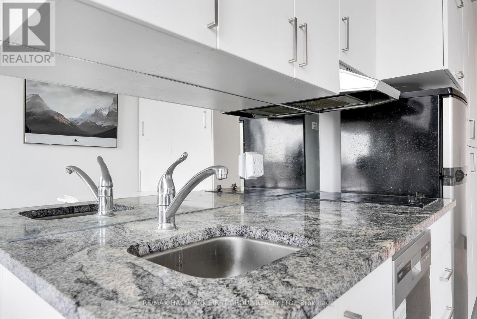 709 - 1900 Simcoe Street N, Oshawa, ON - Indoor Photo Showing Kitchen With Upgraded Kitchen