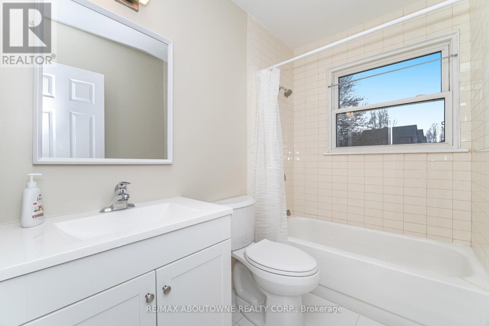 983 Cleta Street, Burlington, ON - Indoor Photo Showing Bathroom